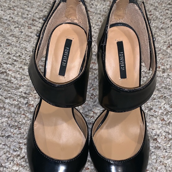 Black Pointed Toe Heels - Picture 3 of 4